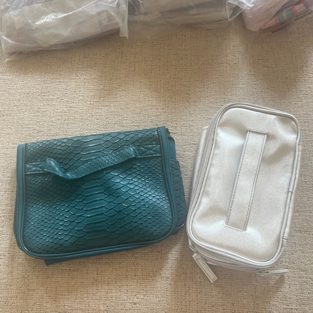 Avon Vintage Cosmetic Bag Travel Organizer Lot of 15 Gold Clutch New NOS - Picture 3 of 6
